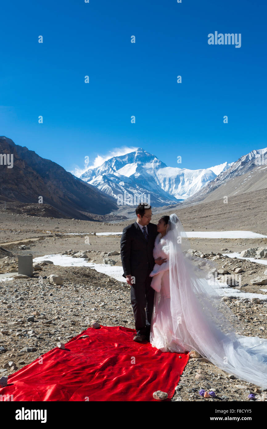 Couple chinois se mariant à l'Everest Banque D'Images