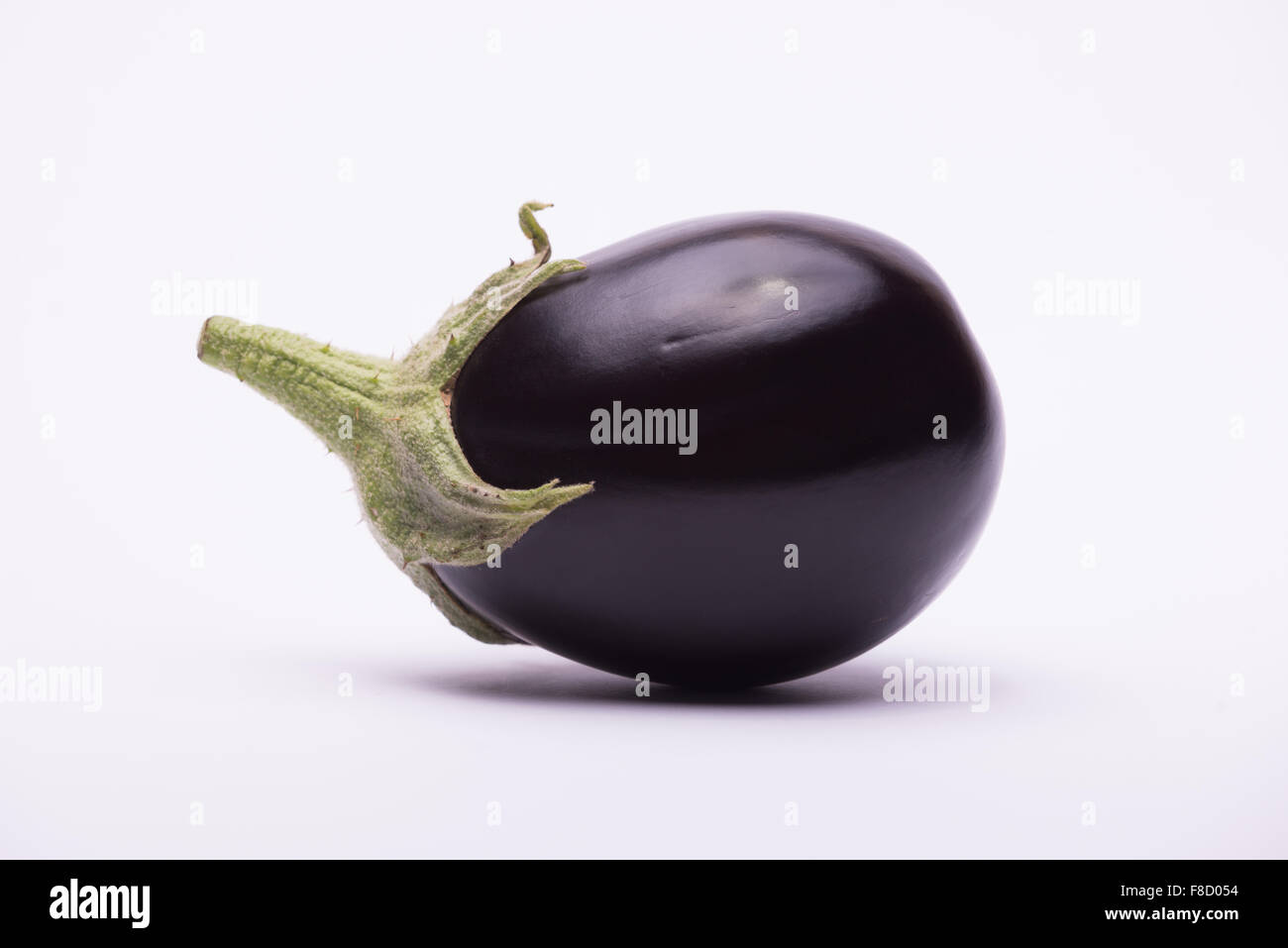 Aubergine sur fond blanc Banque D'Images