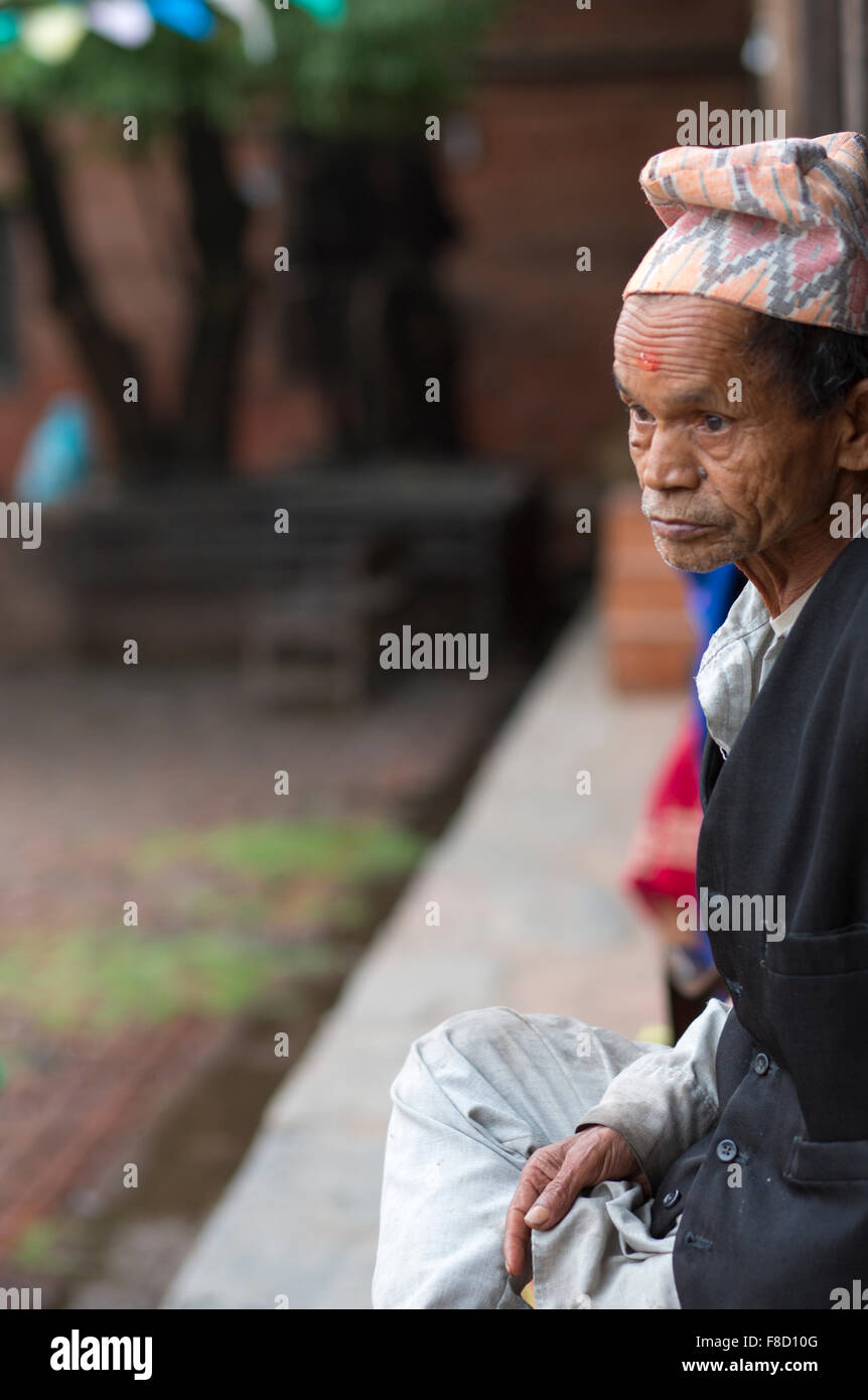 Vieil homme assis en face d'un bien-être social Banque D'Images