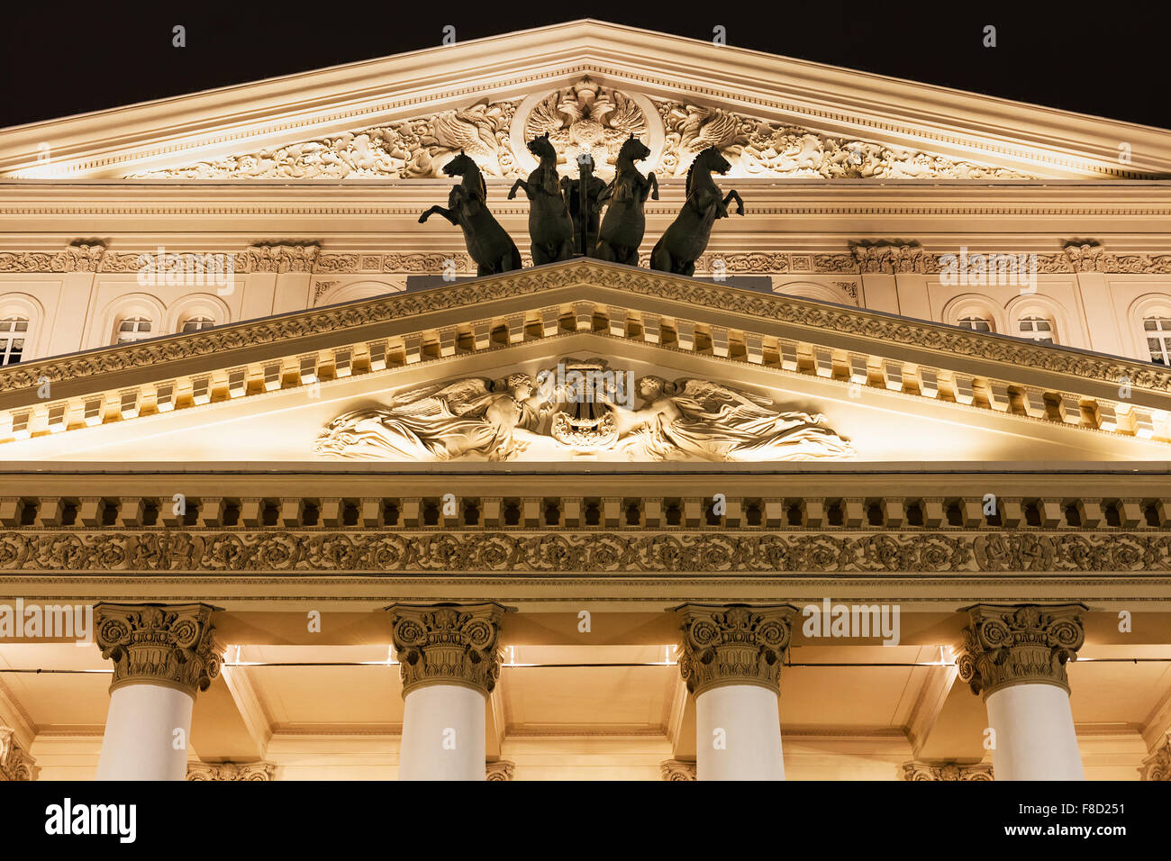 Fronton du Théâtre Bolchoï (Grand Théâtre) à Moscou dans la nuit Banque D'Images