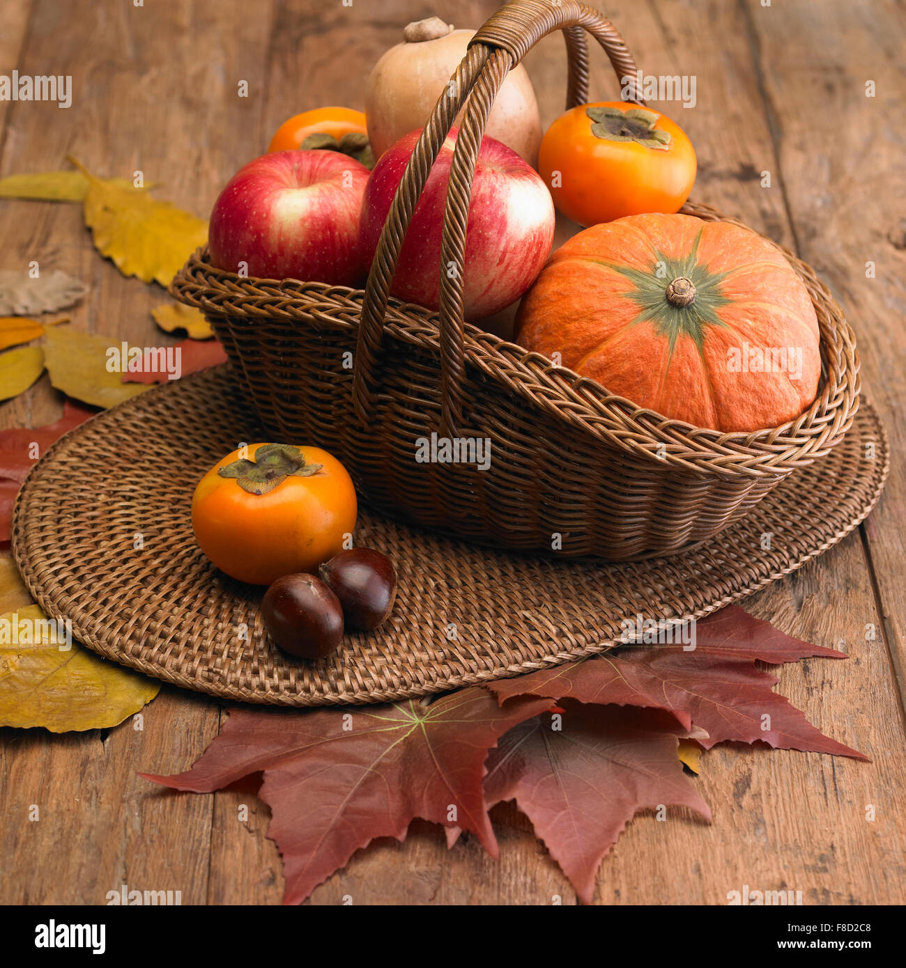 Automne Autres légumes et fruits dans le panier avec le décor de feuilles Banque D'Images