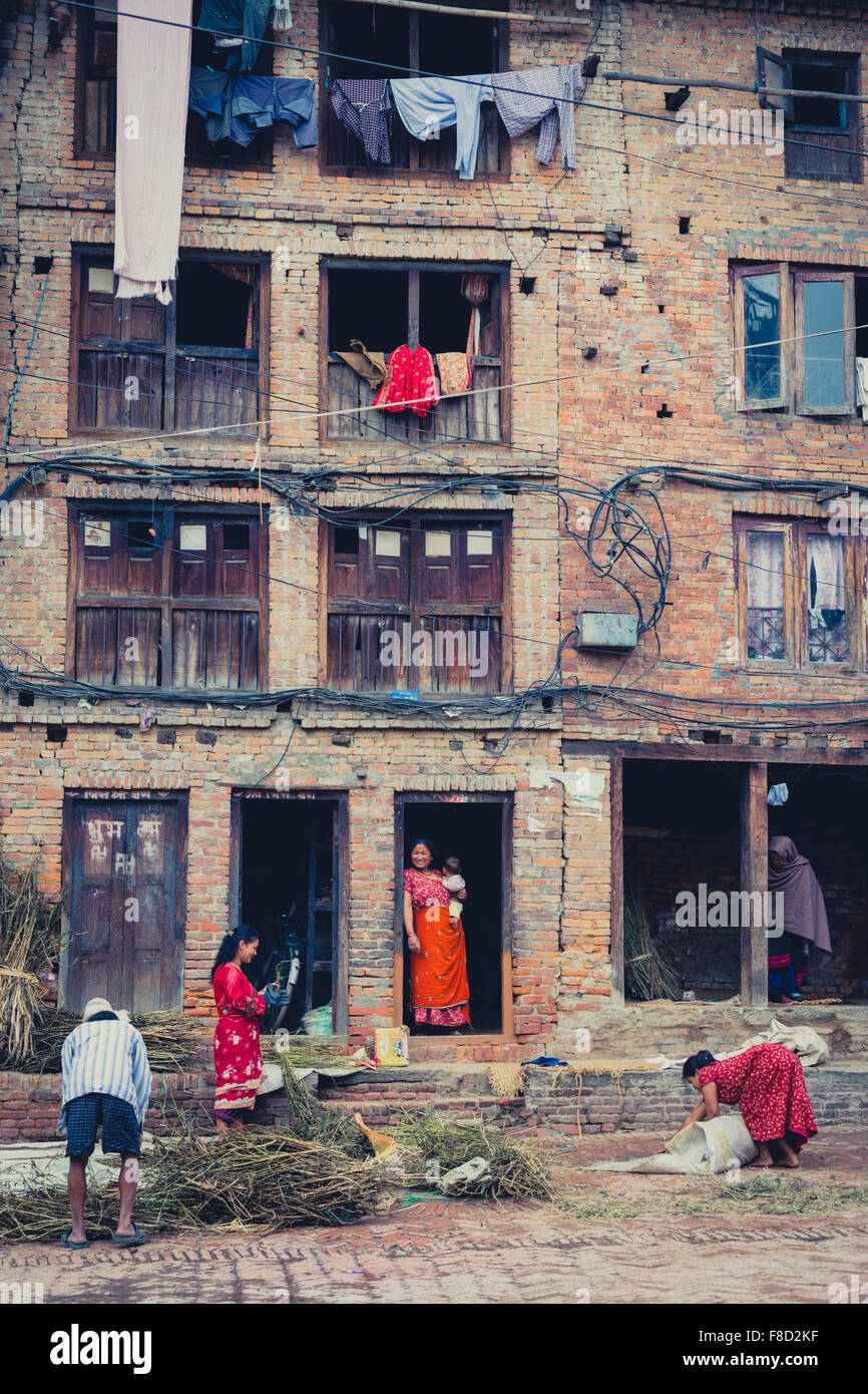 Un groupe de personnes travaillant à l'extérieur, Bhaktapur Banque D'Images