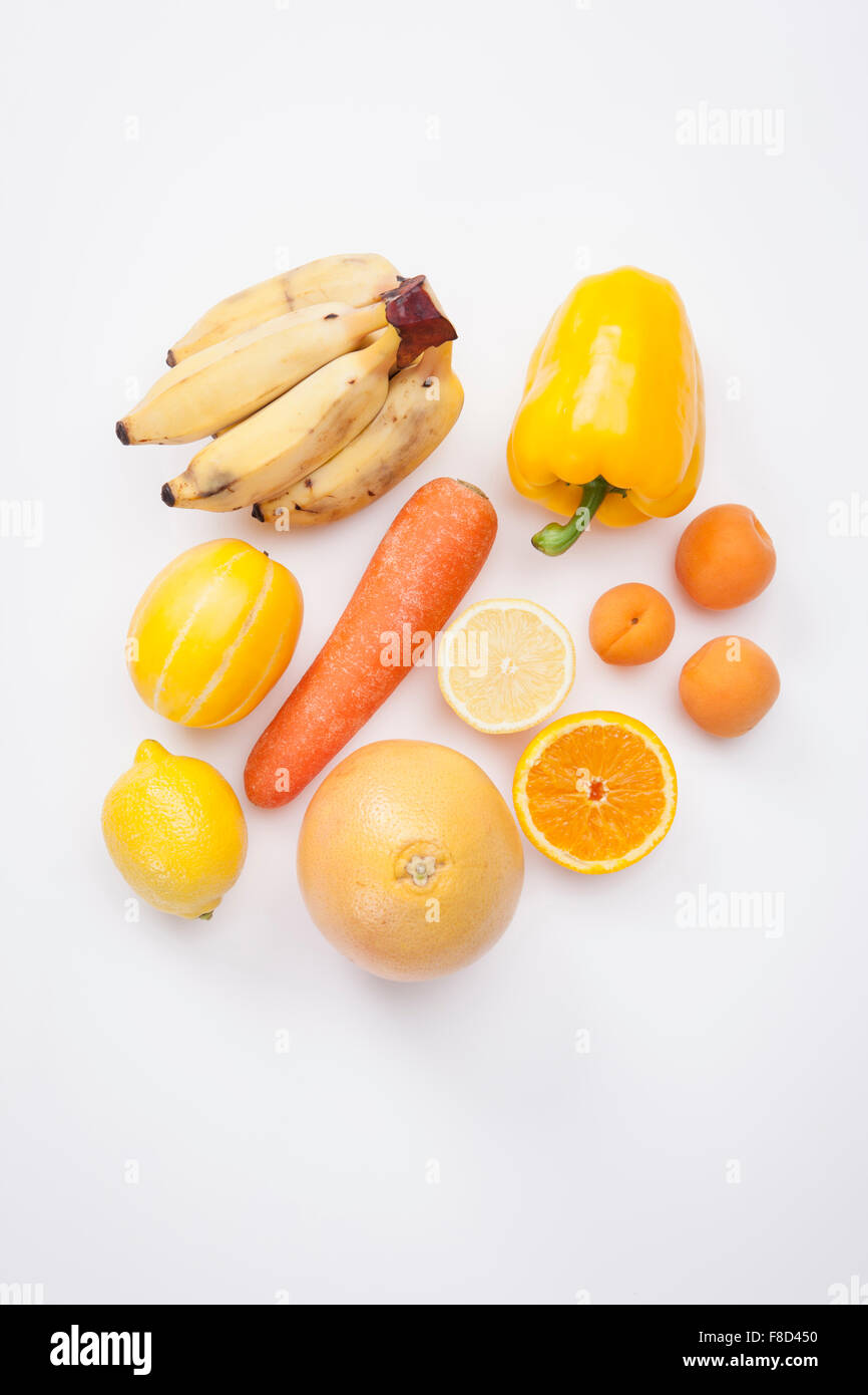High angle de combinaison de couleur jaune et orange fruits et légumes Banque D'Images