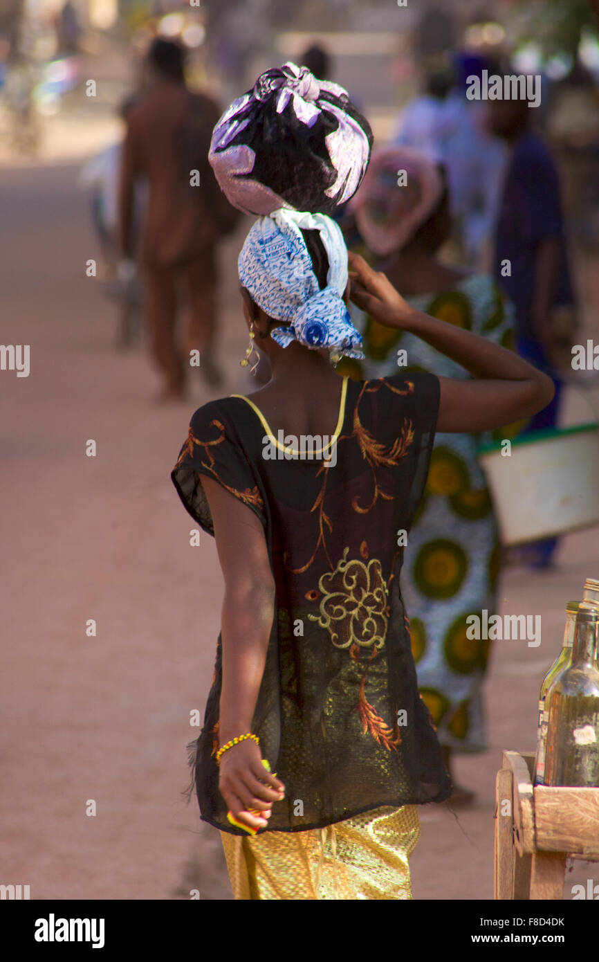 Femme marche dans la rue animée de Mopti Banque D'Images