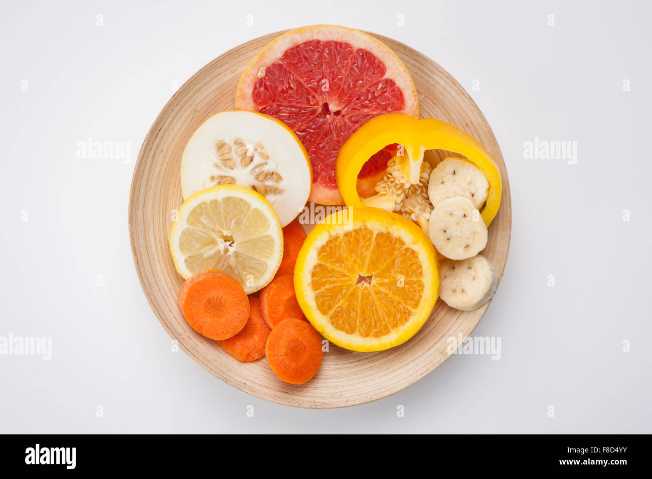 High angle de tranches de couleur jaune et orange des fruits et légumes frais tels que le pamplemousse, melon oriental, citron, orange, Banque D'Images