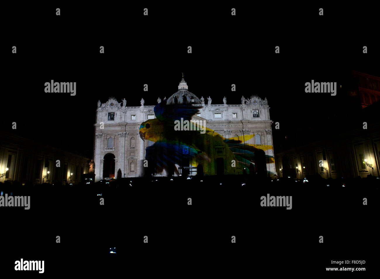 La cité du Vatican. Le 08 déc, 2015. Les photos et vidéos du National Geographic sont projetés sur la façade de la Basilique Saint Pierre pour représenter les cultures des cinq continents. Le projet appelé ' Fiat lux : éclairer notre maison commune ' est constitué d'images inspirées par le changement climatique , de la dignité humaine et de la terre les créatures. Credit : Insidefoto/Alamy Live News Banque D'Images