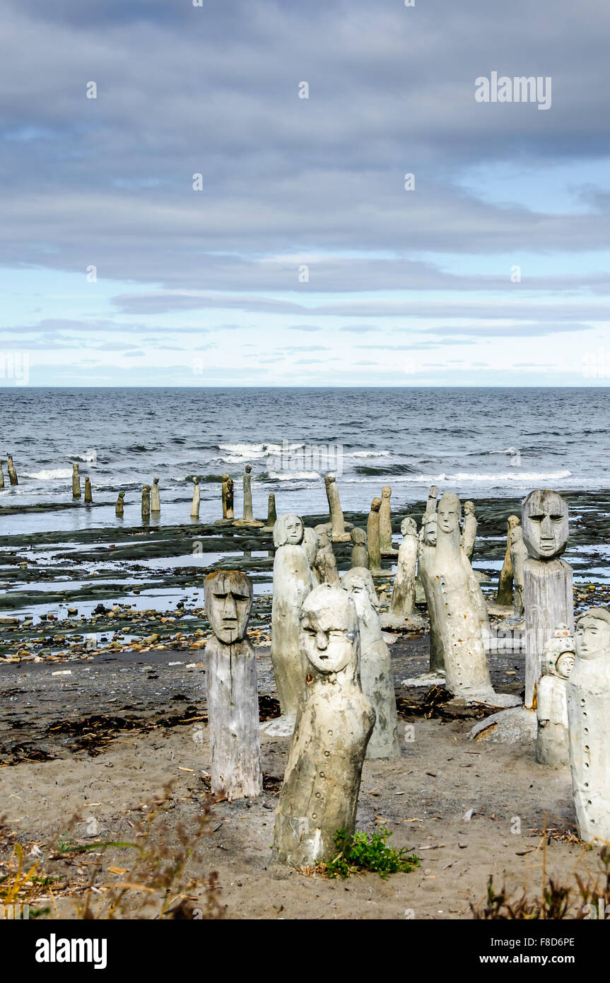 Le Grand Rassemblement - statues en pierre menant au fleuve Saint-Laurent dans Sainte-flavie, Gaspésie, Québec, Canada. Banque D'Images