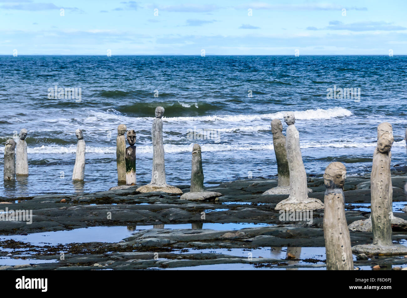 Le Grand Rassemblement - statues en pierre menant au fleuve Saint-Laurent dans Sainte-flavie, Gaspésie, Québec, Canada. Banque D'Images