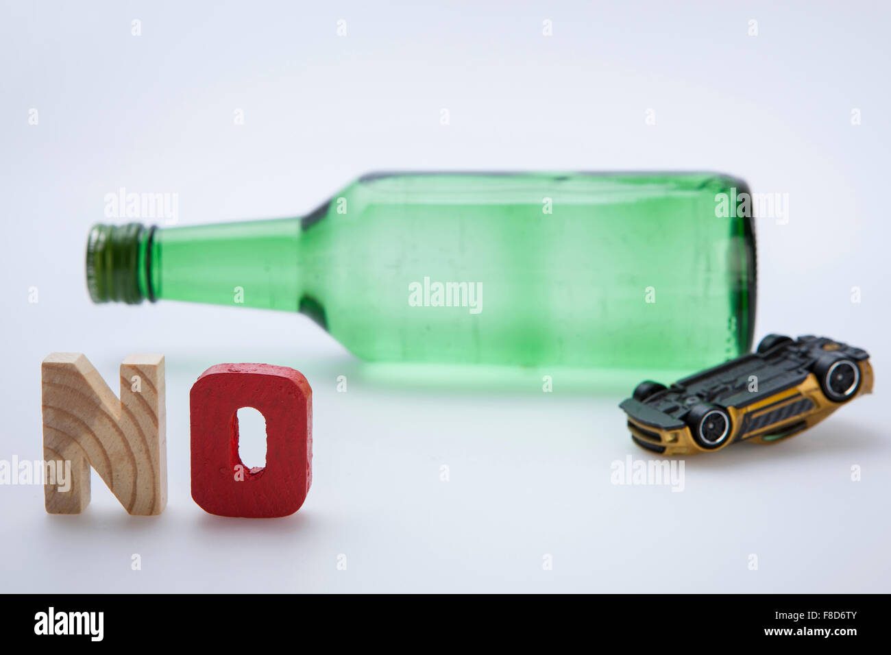 Aucun mot solide avec une bouteille d'alcool et la retourna miniature de voiture Banque D'Images