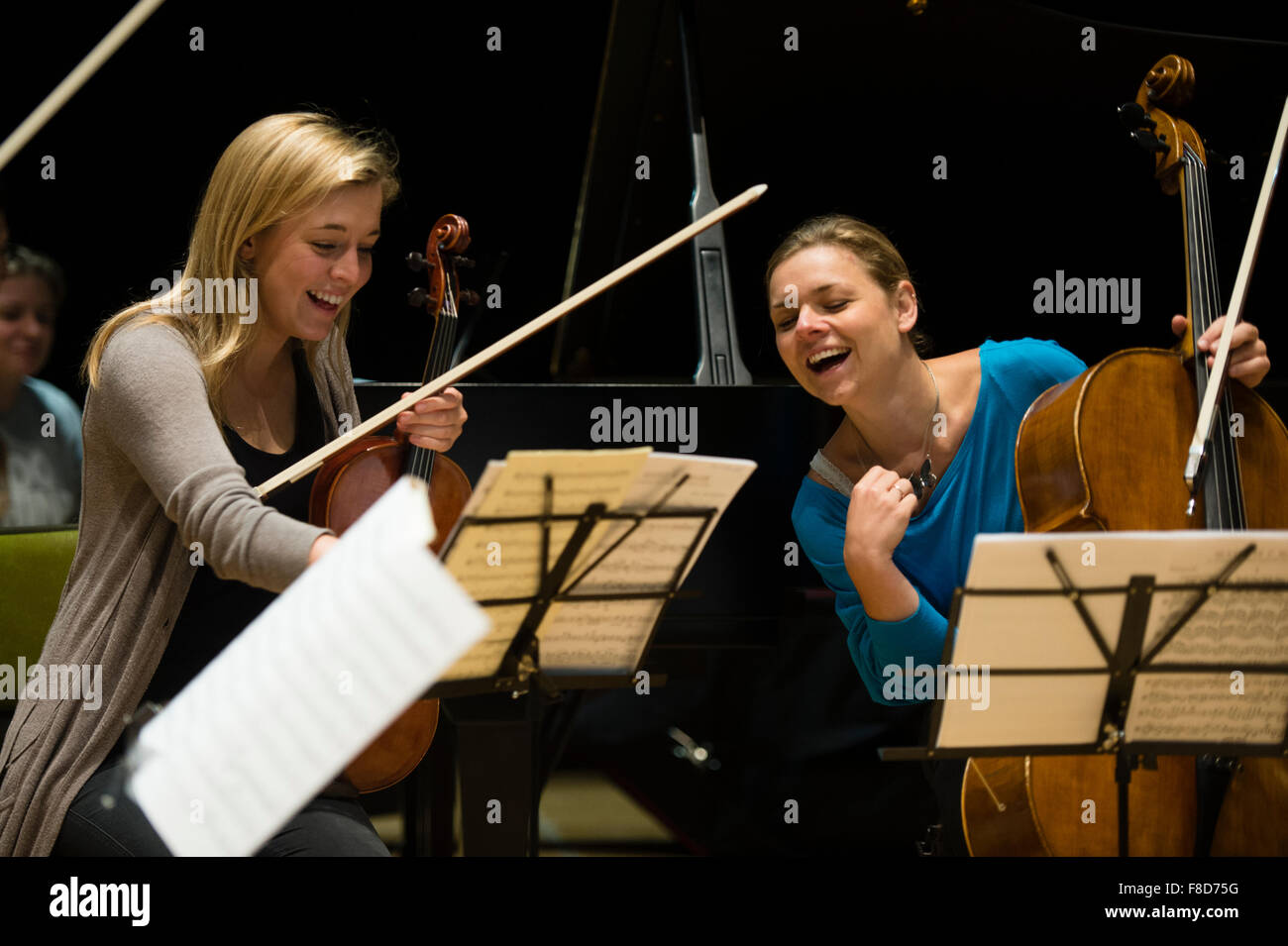 Les jeunes musiciens : laughing women musique classique (violon et violoncelle Ruth Nelson) joueurs (Auriol) Evans en répétition à Aber Music Fest 2015 festival Banque D'Images