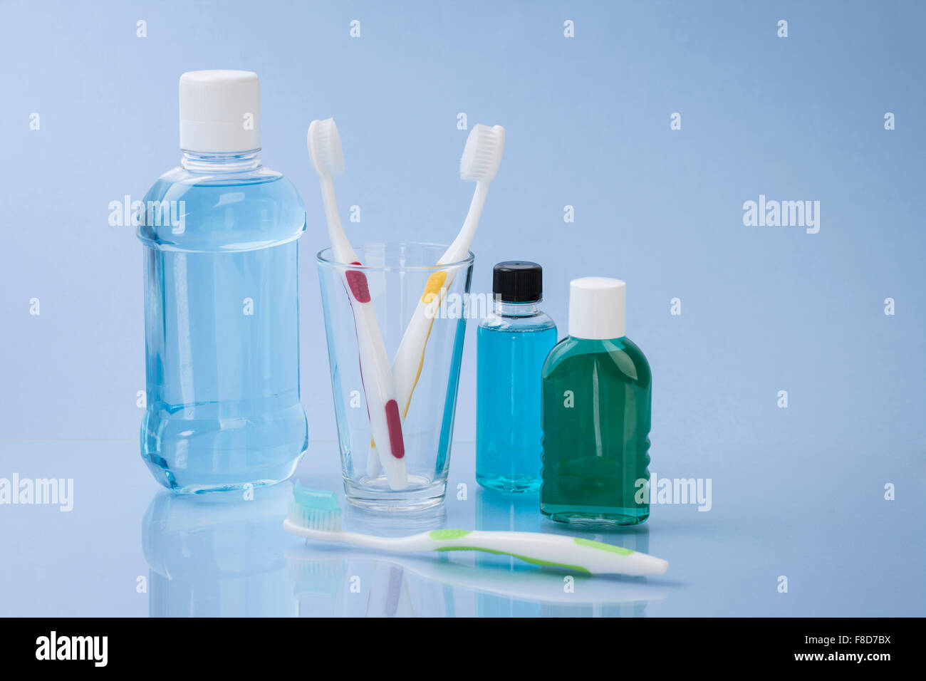 Les objets liés aux soins dentaires et d'hygiène dentaire sur fond bleu Banque D'Images