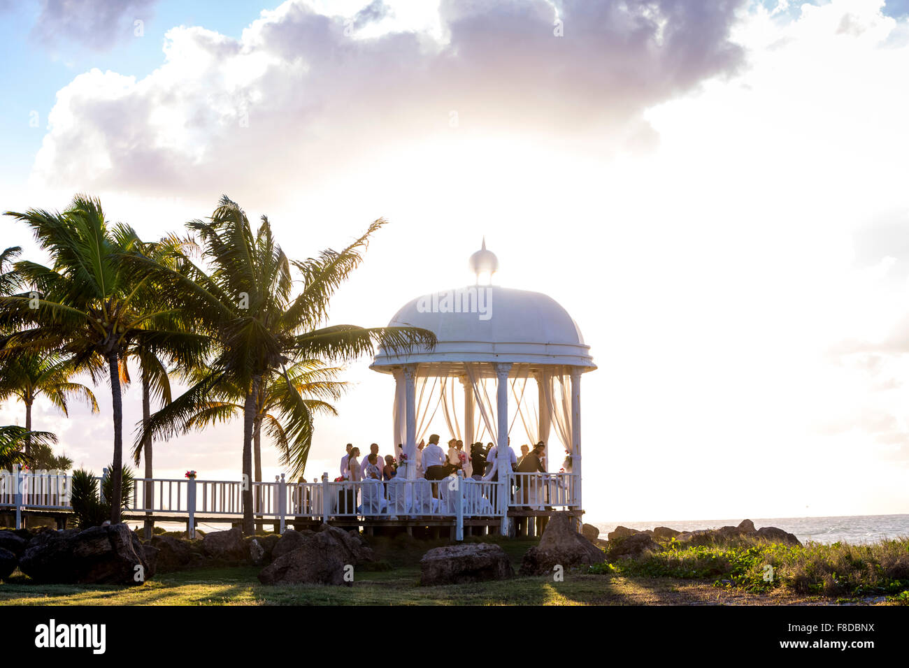 Mariage romantique pavillon de l'Hôtel Paradisus Varadero Resort SPA Varadero, pont en bois, de romance, de ciel bleu, des palmiers, Banque D'Images Mariage romantique pavillon de l'Hôtel Paradisus Varadero Resort SPA Varadero, pont en bois, de romance, de ciel bleu, des palmiers, Banque D'Images
