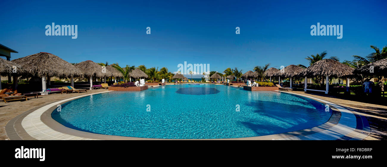 Piscine dans un complexe à Cuba, Varadero, l'Hôtel Paradisus Varadero Resort SPA Varadero, ciel bleu, des palmiers, de l'eau bleu, vacances Banque D'Images