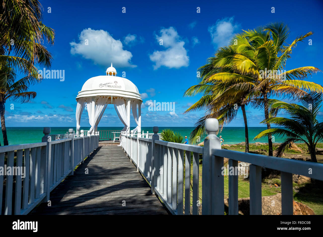 Mariage romantique pavillon de l'Hôtel Paradisus Varadero Resort SPA Varadero, pont en bois, de romance, de ciel bleu, des palmiers Banque D'Images Mariage romantique pavillon de l'Hôtel Paradisus Varadero Resort SPA Varadero, pont en bois, de romance, de ciel bleu, des palmiers Banque D'Images