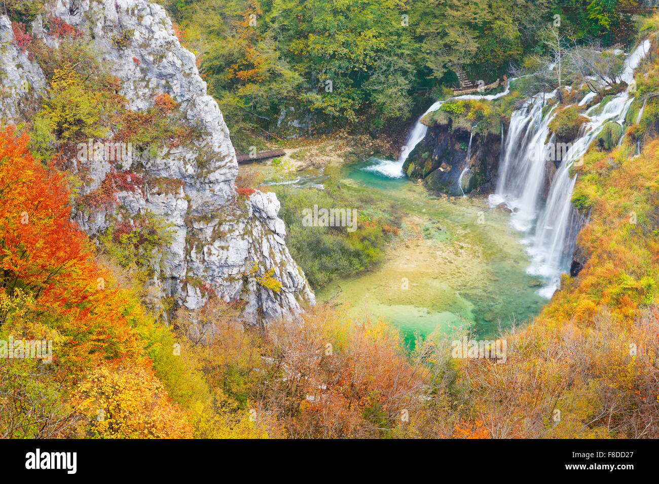 Cascades dans le parc national des Lacs de Plitvice, paysage d'automne, la Croatie, l'UNESCO Banque D'Images