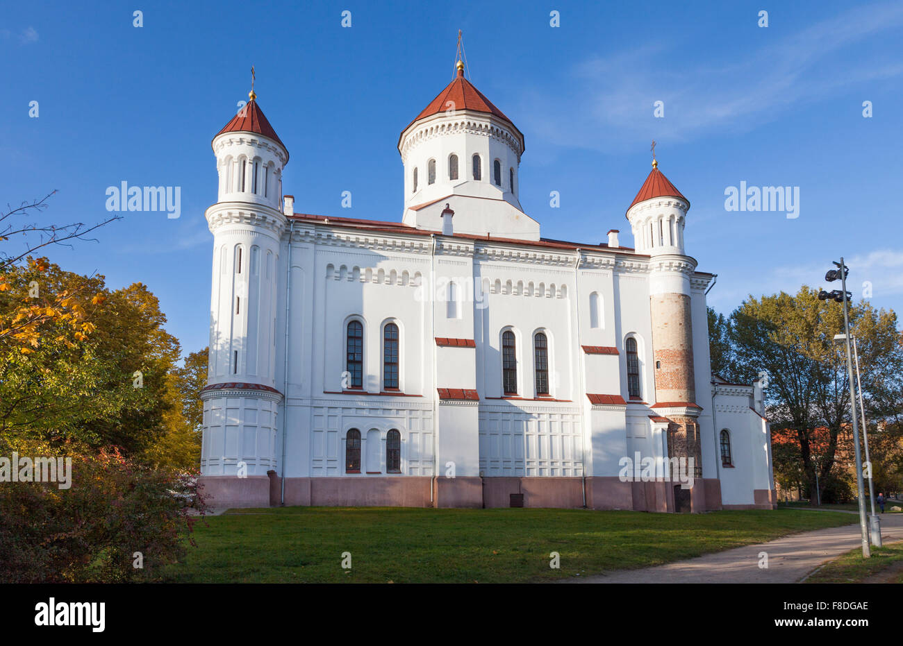 La cathédrale de la Théotokos, Vilnius, la principale église orthodoxe en Lituanie, à l'automne sur une journée ensoleillée avec ciel bleu clair Banque D'Images