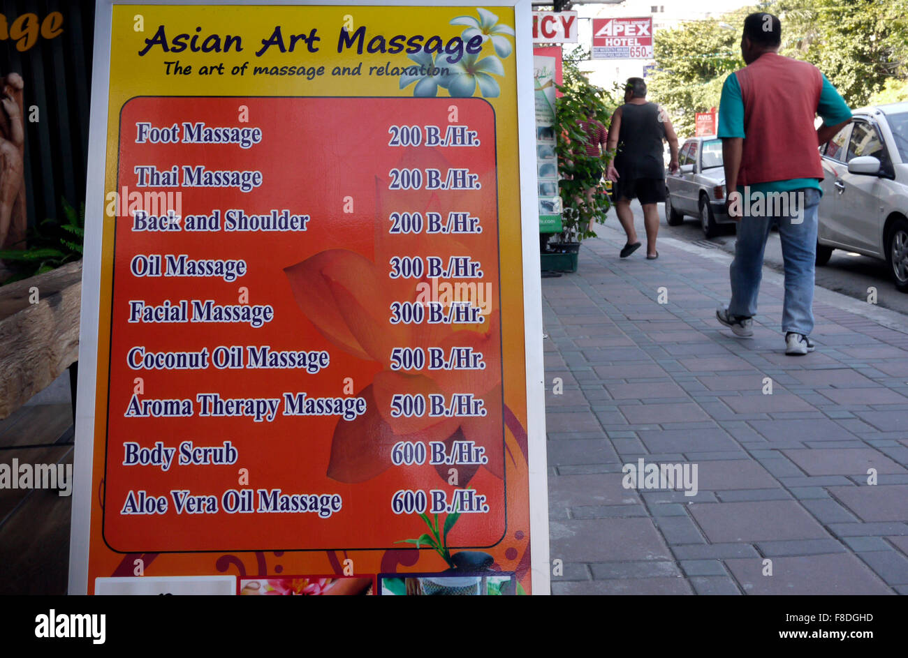 Sandwich de Promotion Board proposant différents massages à Pattaya en Thaïlande Banque D'Images