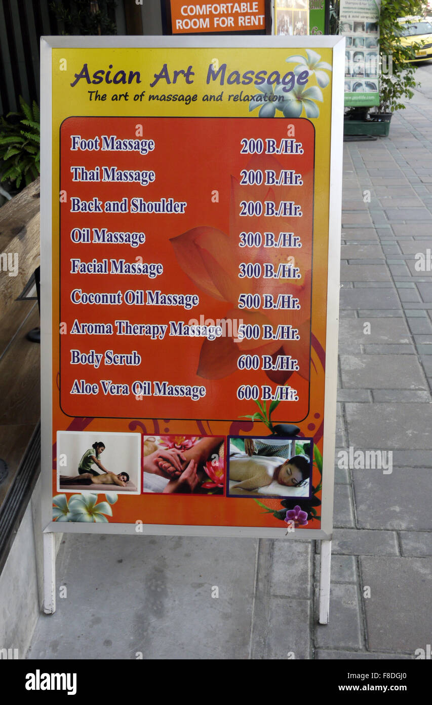 Sandwich de Promotion Board proposant différents massages à Pattaya en Thaïlande Banque D'Images