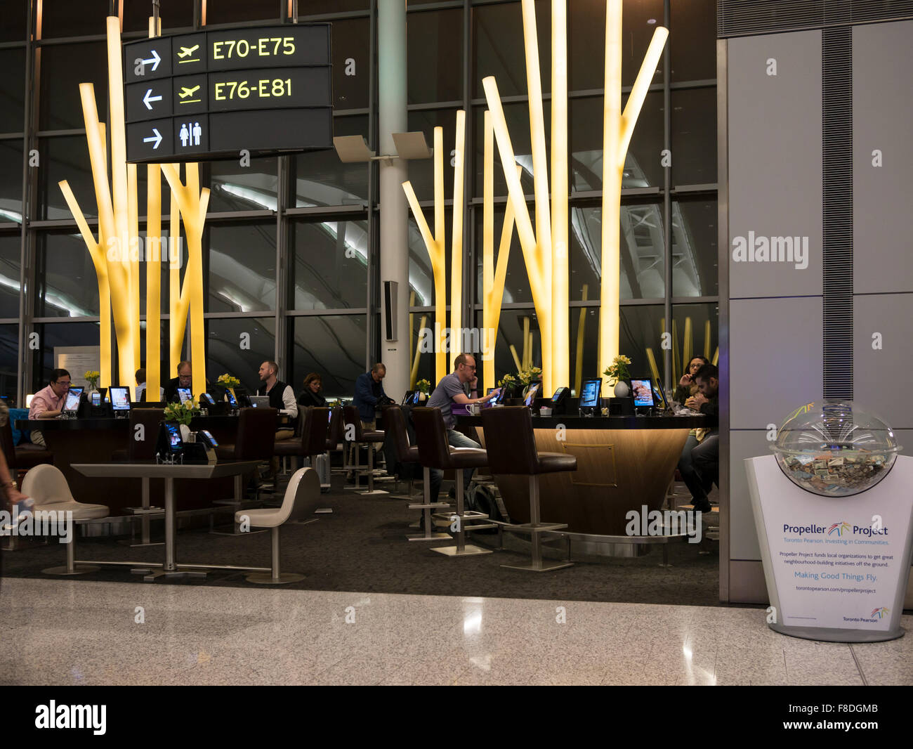 Aéroport international de Toronto terminal 1 salon de restauration de départ; tables modernes et de salle à manger reliées aux tablettes et iPad Banque D'Images