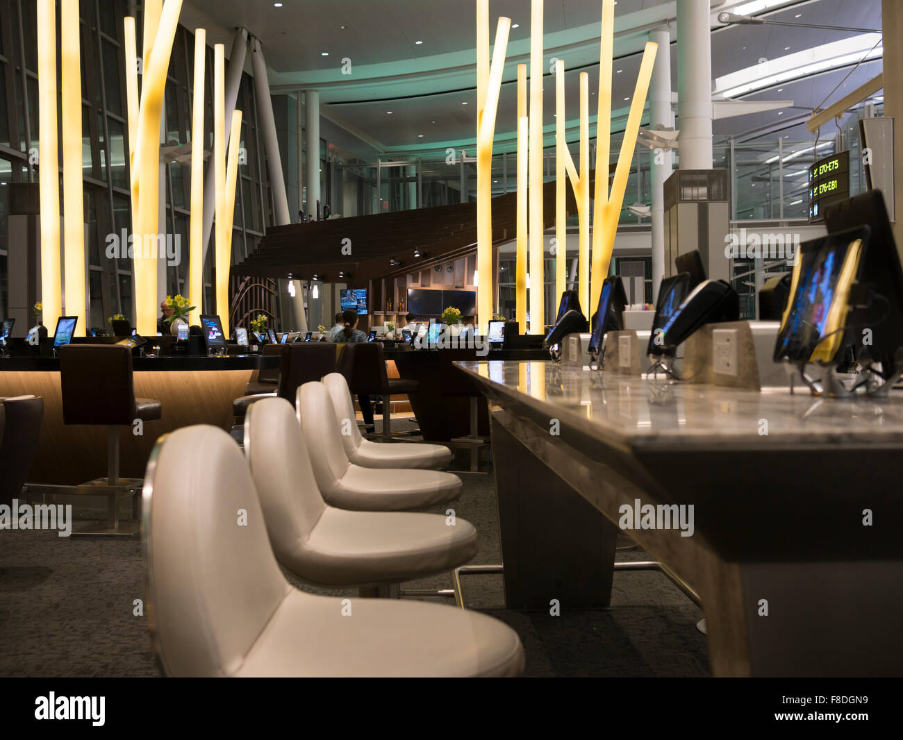 Aéroport international de Toronto terminal 1 salon de restauration de départ; tables modernes et de salle à manger reliées aux tablettes et iPad Banque D'Images