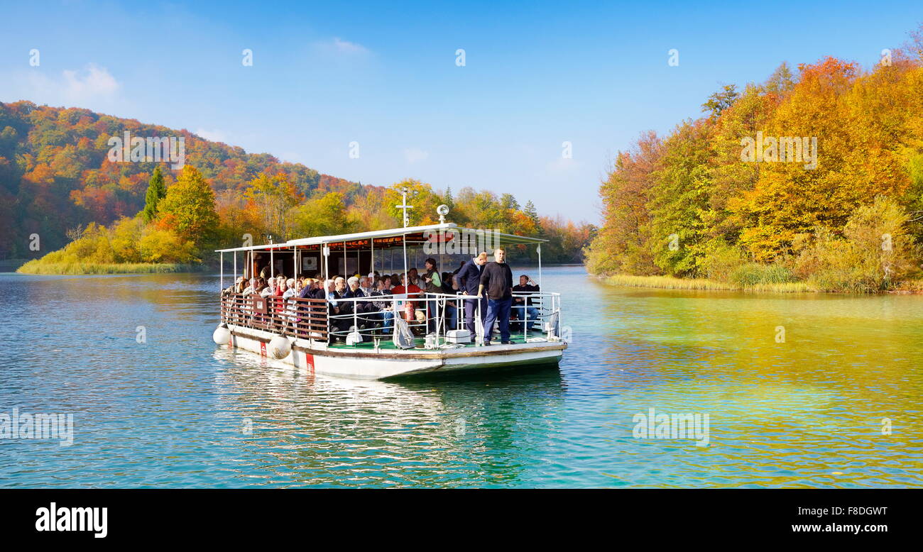 Bateau sur le lac, le parc national des Lacs de Plitvice en automne, la Croatie, l'UNESCO Banque D'Images