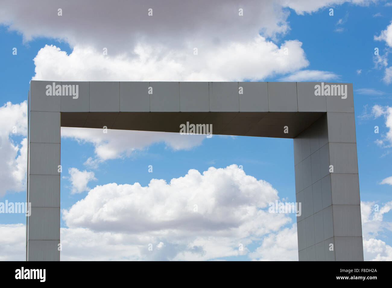 Arch Monument à Boa Vista avec ciel bleu, Brésil Banque D'Images