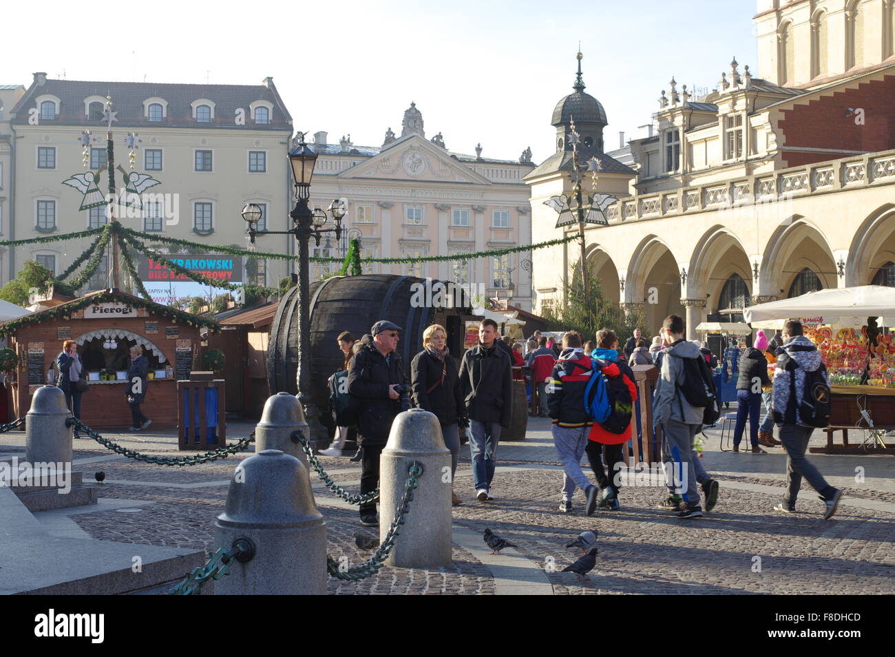 Cracovie, Foire de Noël sur la place du marché. Stals avec de la nourriture, des boissons et des ornementations de Noël. Banque D'Images