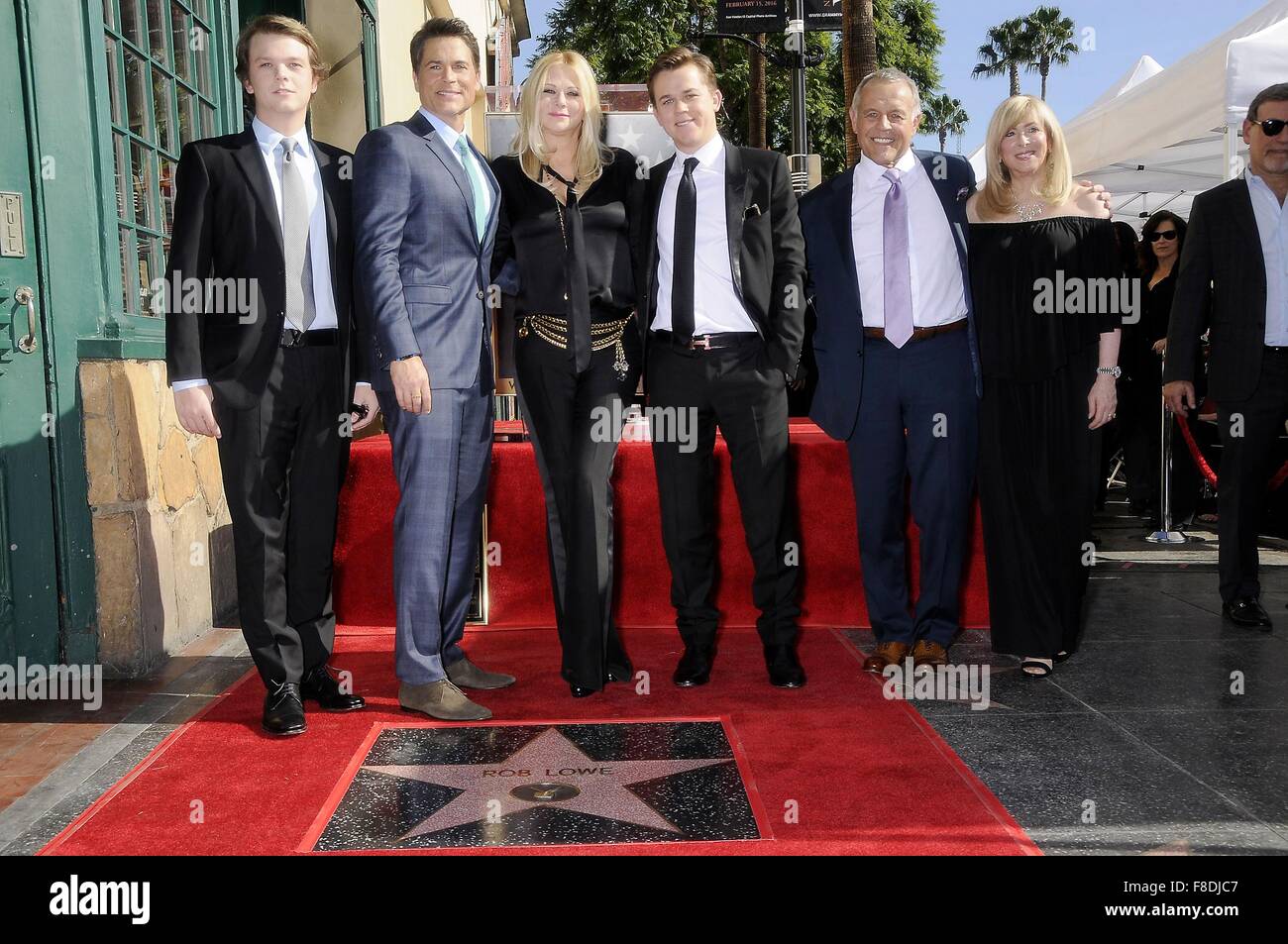 Los Angeles, CA, USA. Dec 8, 2015. John Owen Lowe, Rob Lowe, Sheryl Berkoff, Edward Matthew Lowe, Charles Davis Lowe, Marica Lowe à la cérémonie d'intronisation pour l'étoile sur le Hollywood Walk of Fame pour Rob Lowe, Hollywood Boulevard, Los Angeles, CA le 8 décembre 2015. Crédit : Michael Germana/Everett Collection/Alamy Live News Banque D'Images