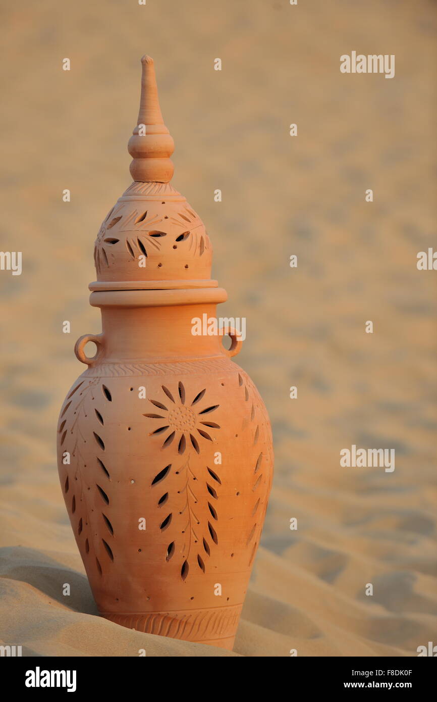 L'art antique vieux pot arabe dans le sable Banque D'Images