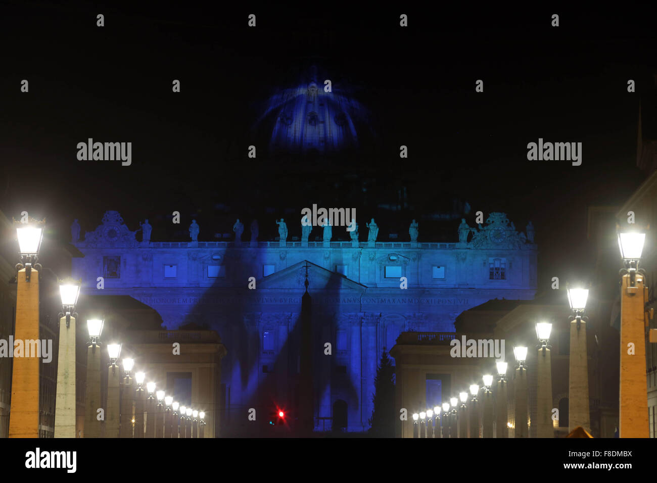 La cité du Vatican. 9Th Mar, 2015. Vatican : le nouvel éclairage de la basilique de San Pietro en l'honneur de toute vie sur la planète terre. (Photo : Marco Iacobucci/Alamy live news) Banque D'Images