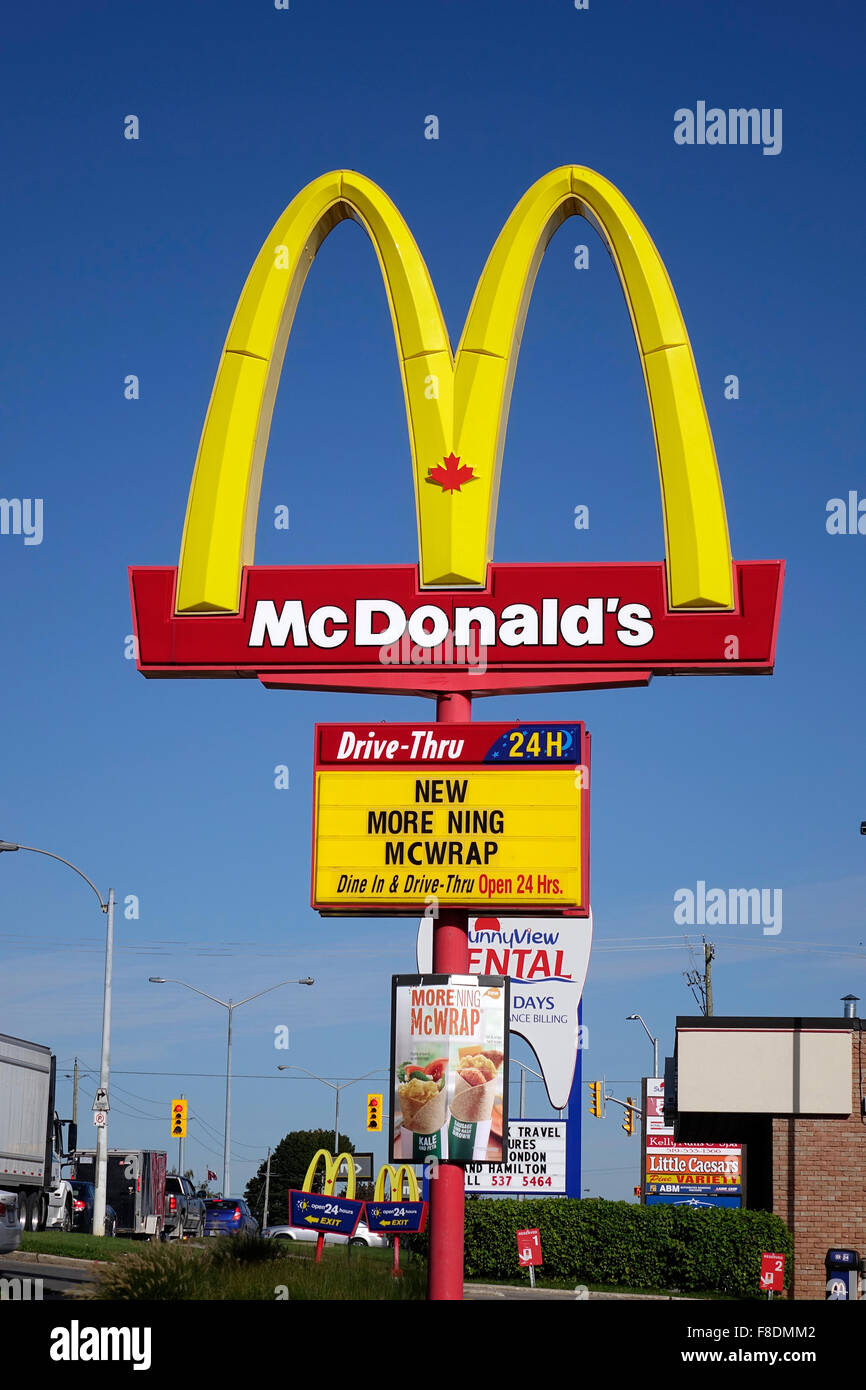 Les Arches d'or signe de chaîne de restaurants de hamburgers MCDONALD'S Banque D'Images