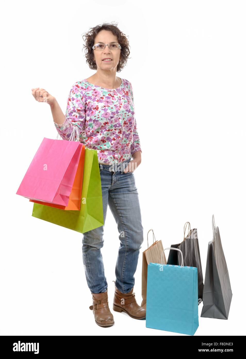 Une femme mature avec des lunettes est allé shopping sur fond blanc Banque D'Images