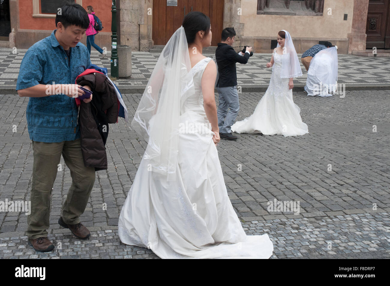 Asian brides dans leurs robes de mariage, Prague, République Tchèque Photo  Stock - Alamy