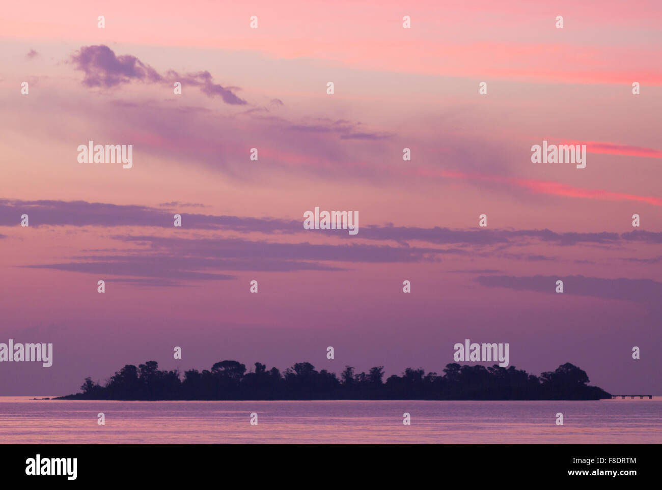 Coucher de soleil pourpre sur le Río de la Plata de l'Uruguay Banque D'Images