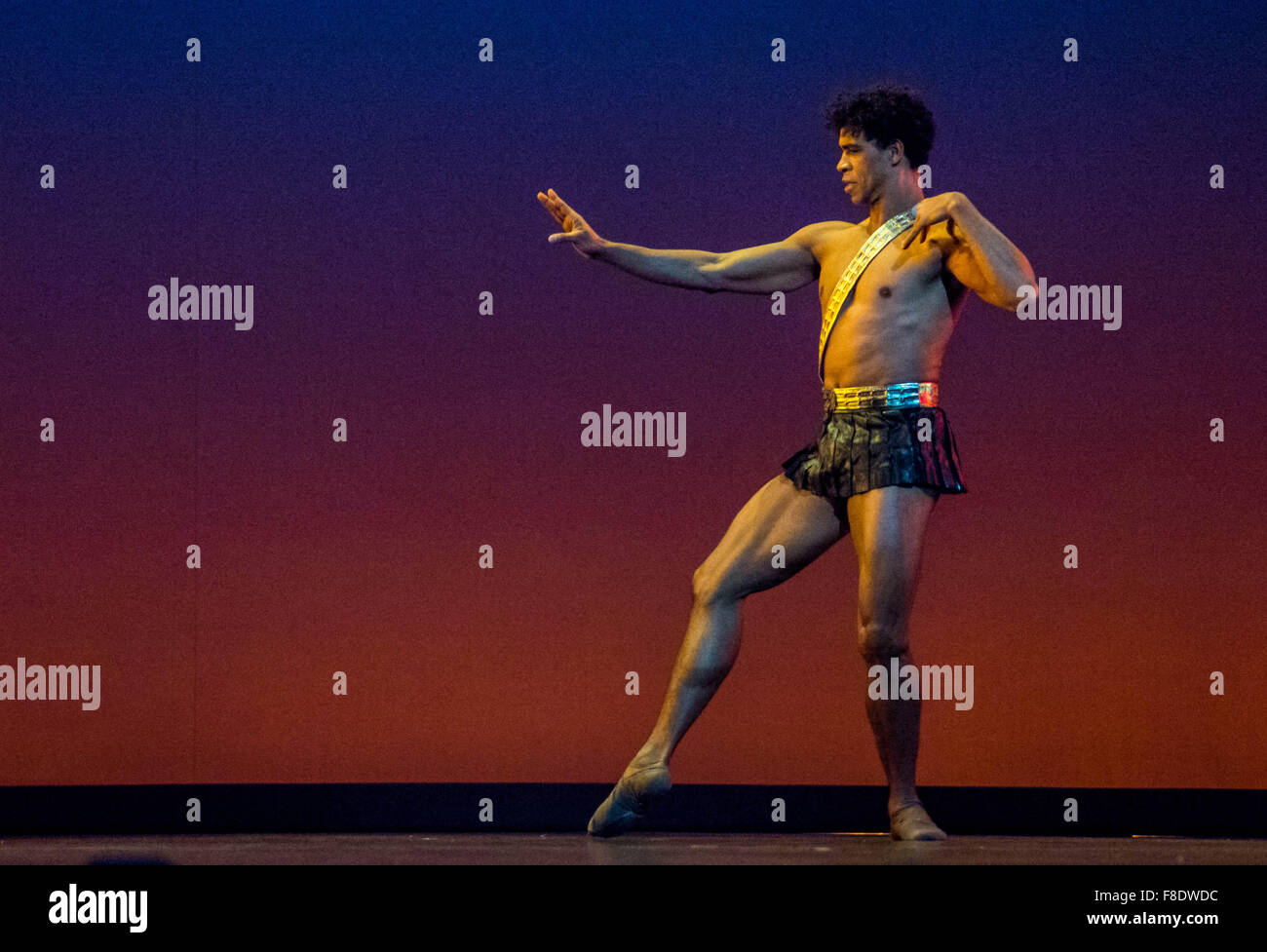 Carlos Acosta dans Carlos Acosta est une sélection classique : 8 décembre 2015, London Coliseum, Londres, Royaume-Uni. Credit : Chantal Guevara/Alamy Live News Banque D'Images