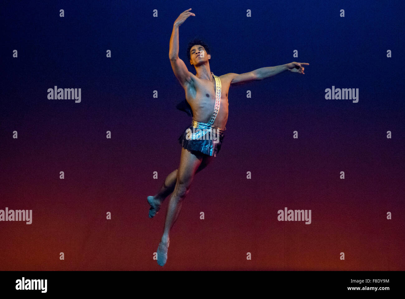 London Coliseum, Londres, Royaume-Uni. 8 décembre 2015. Carlos Acosta est un adieu classique © Chantal Guevara/Alamy Live News Banque D'Images