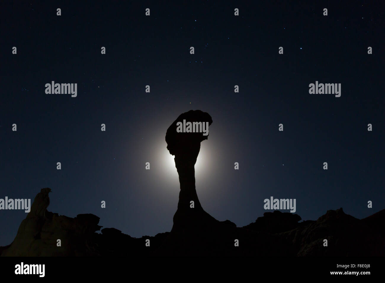 Silhouette de rock formation inhabituelle de nuit avec la pleine lune, la vallée de la Lune (Valle de la Luna), Parc National Ischigualasto, San J Banque D'Images