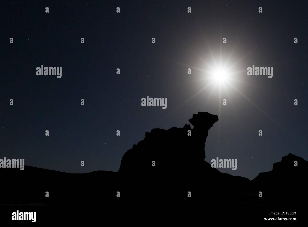 Silhouette de rock formation inhabituelle de nuit avec la pleine lune, la vallée de la Lune (Valle de la Luna), Parc National Ischigualasto, San J Banque D'Images