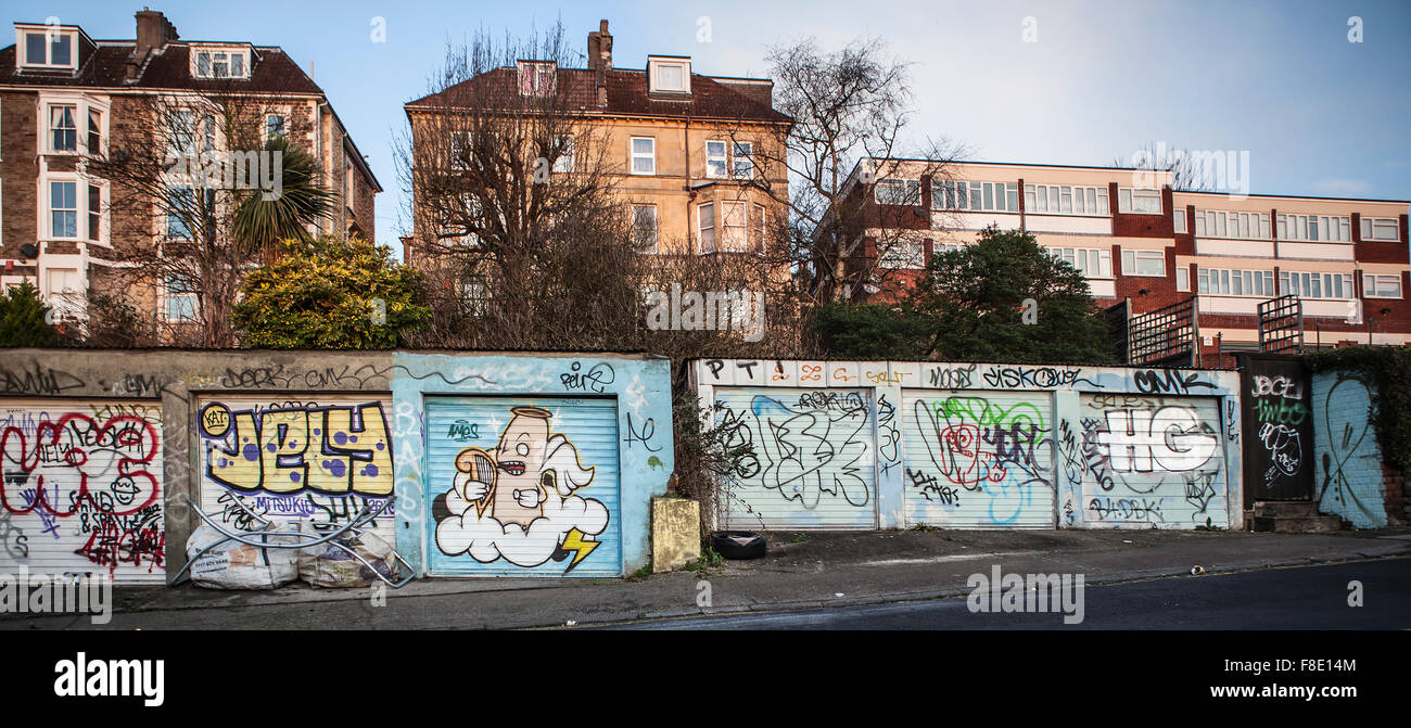 Bristol graffiti, Graffiti par les artistes non identifiés sur la zone des garages à Montpelier Banque D'Images