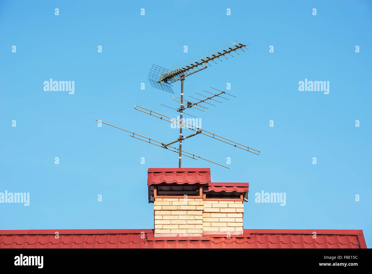Antennes sur le dessus du toit. Banque D'Images