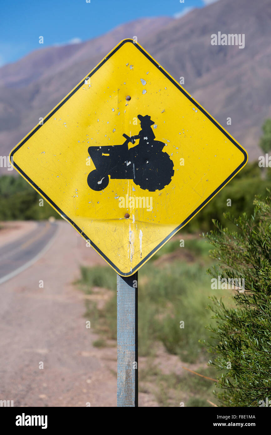 Tracteur jaune crossing road sign, Argentine Banque D'Images