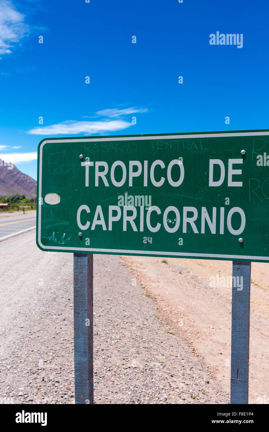 Tropique du Capricorne signe contre un ciel bleu clair Banque D'Images