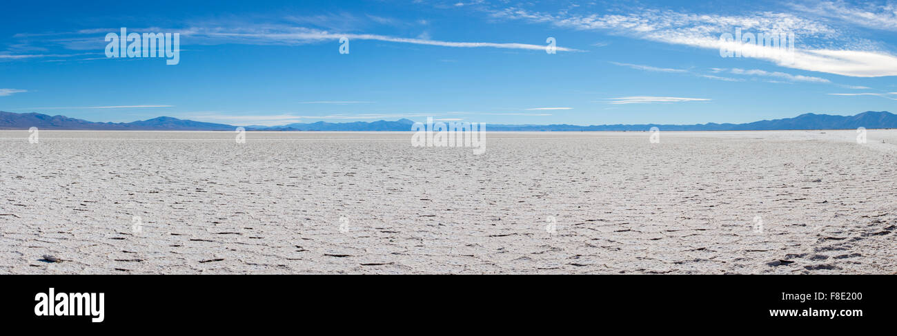 Le panorama d'un Salinas Grande contre un ciel bleu, un immense champ de sel dans la province de Jujuy, au nord de l'Argentine. Banque D'Images