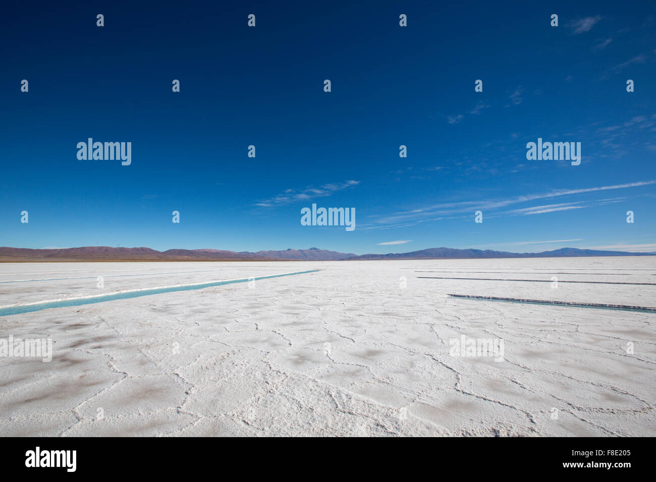 Le panorama d'un Salinas Grande contre un ciel bleu, un immense champ de sel dans la province de Jujuy, au nord de l'Argentine. Banque D'Images