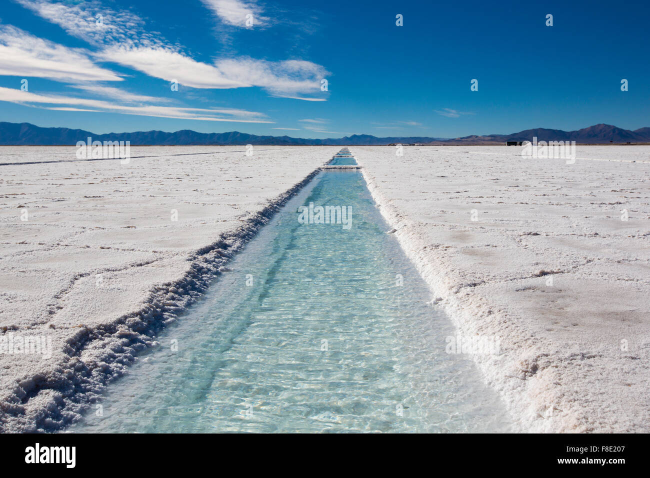 Le panorama d'un Salinas Grande contre un ciel bleu, un immense champ de sel dans la province de Jujuy, au nord de l'Argentine. Banque D'Images