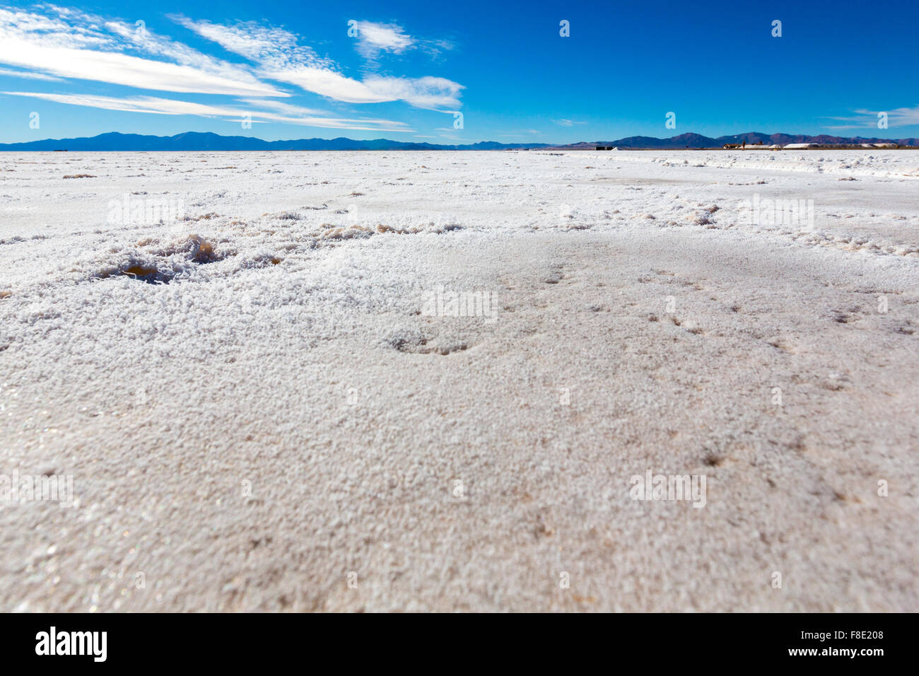 Le panorama d'un Salinas Grande contre un ciel bleu, un immense champ de sel dans la province de Jujuy, au nord de l'Argentine. Banque D'Images