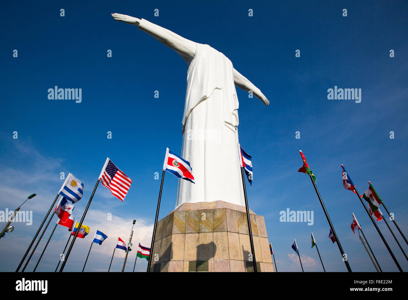 Cristo del Rey statue de Cali contre un ciel bleu avec des drapeaux flottant autour. Colombie Banque D'Images