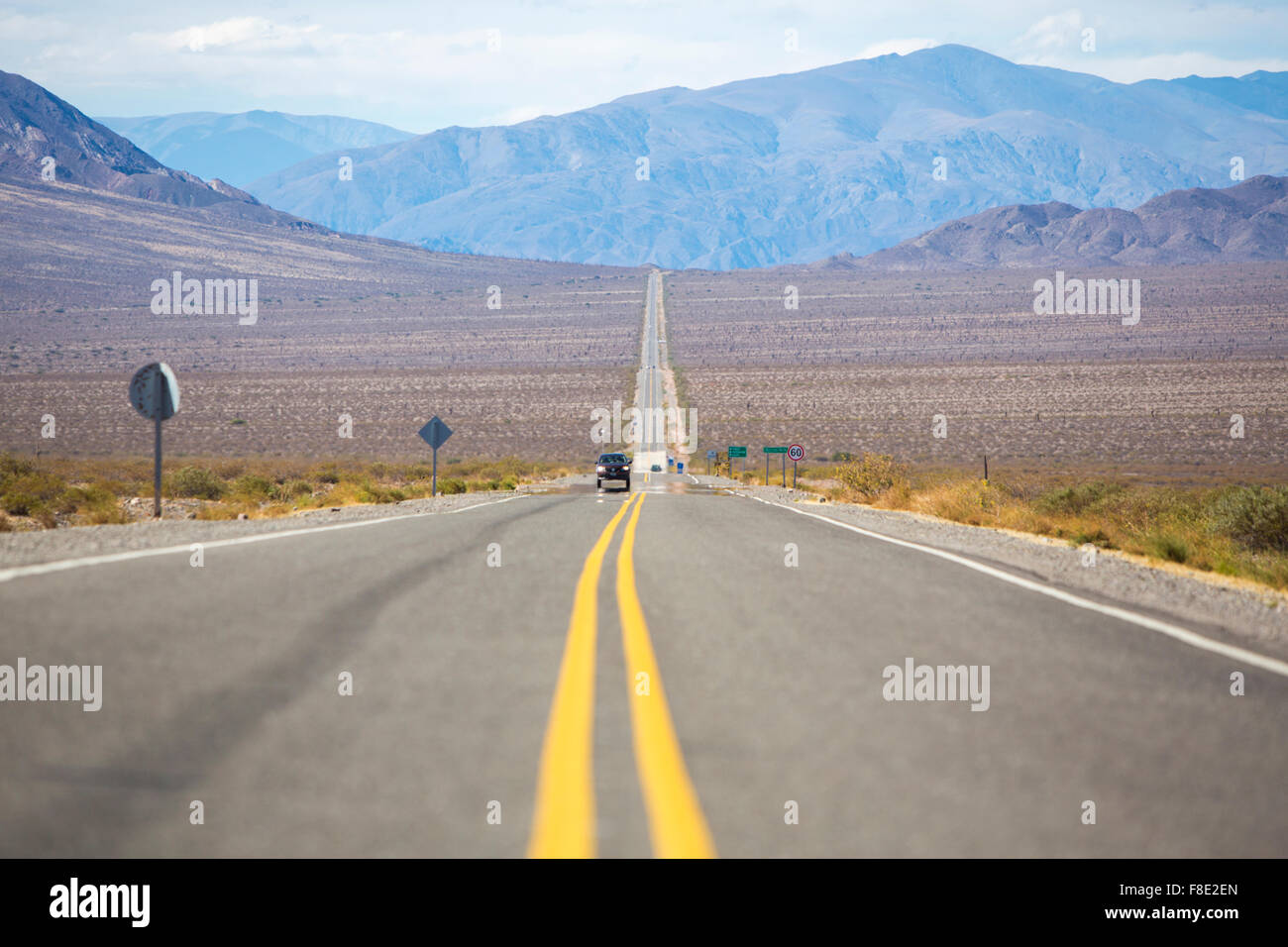 Tout droit célèbre Route 40 avec des montagnes, des paysages arides et ciel bleu, sur le chemin de Cafayate dans la province de Salta. L'Argentine Banque D'Images