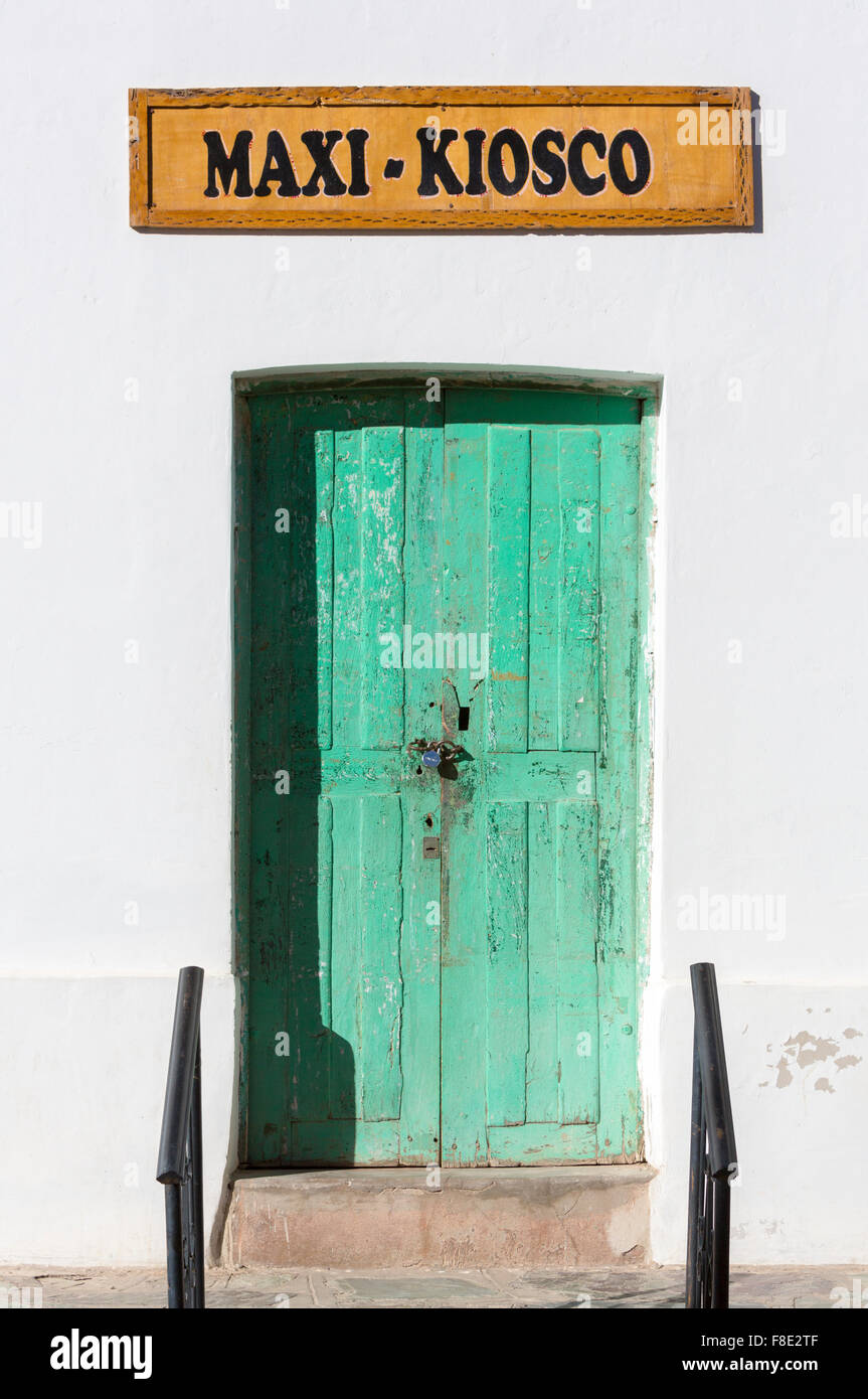 Mur Blanc et vert vieilles portes à Cachi, Argentine Banque D'Images