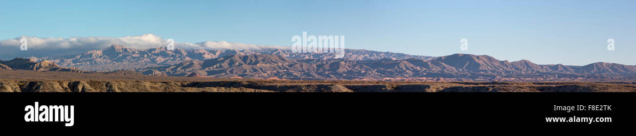 La montagne andine et ciel bleu Cachi, Ruta 40, Salta, Argentine Banque D'Images